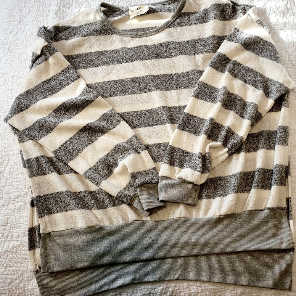 Women's Oversized Gray and White Sweater